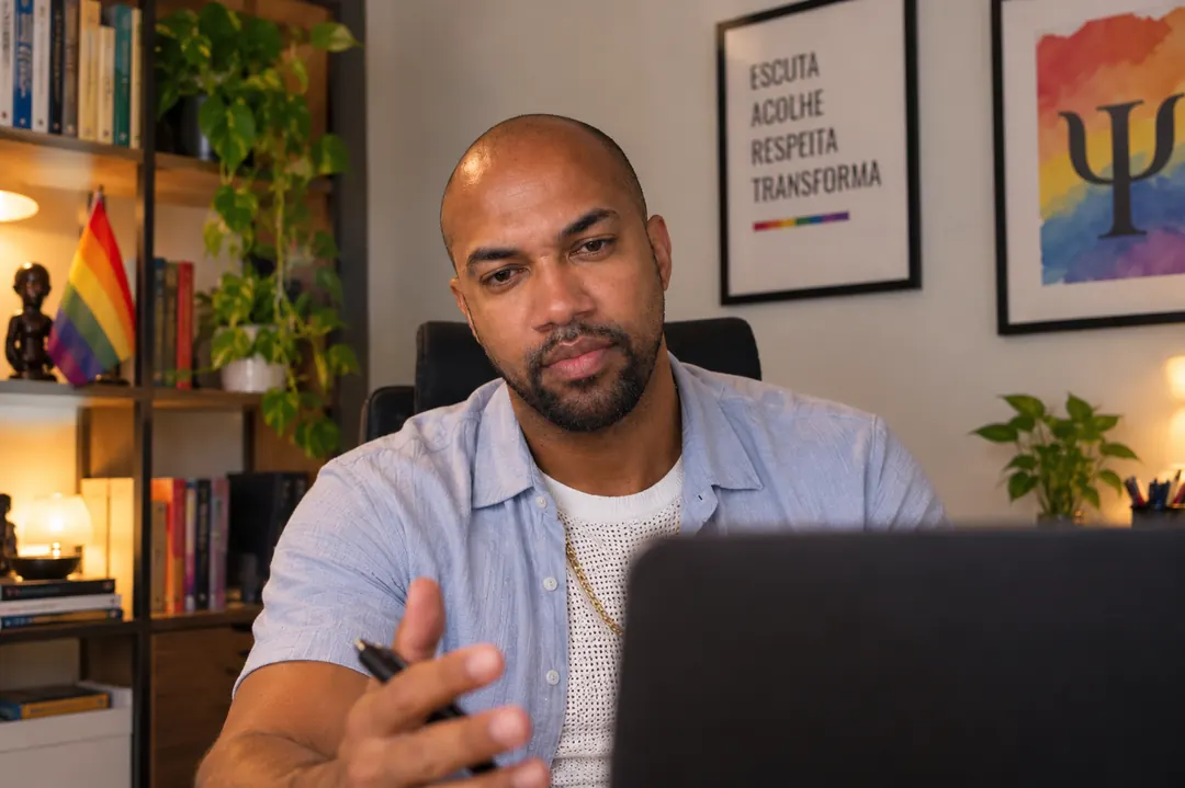William Camilo, psicólogo, autor do artigo Terapia online funciona? O que dizem os estudos e quando não é indicada