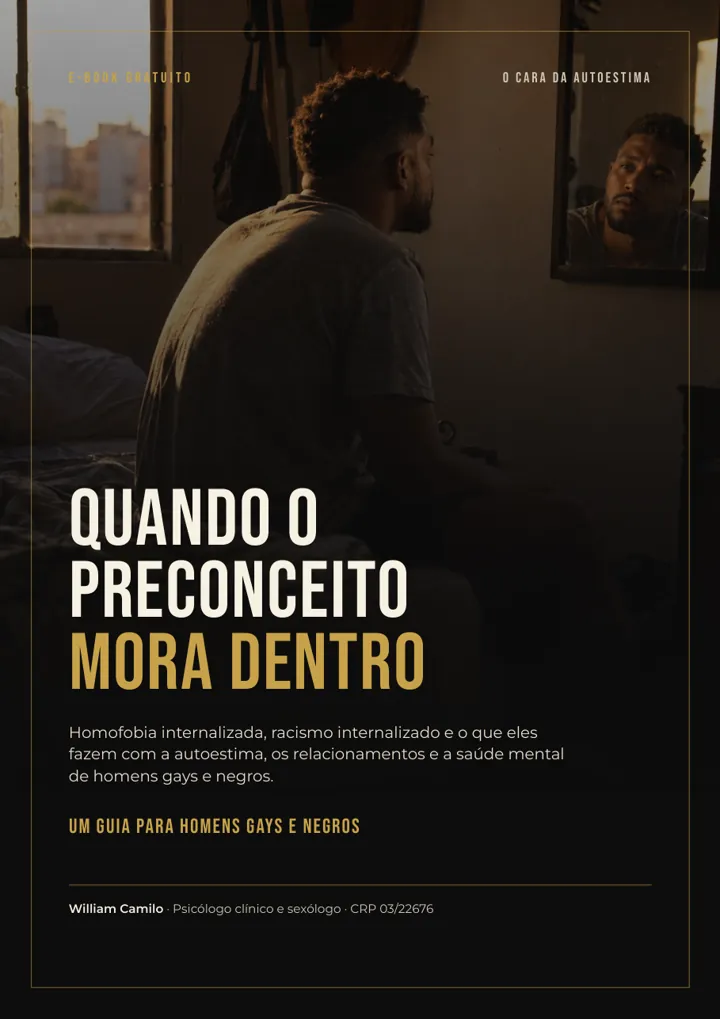 Capa do e-book Quando o preconceito mora dentro, de William Camilo: homem negro sentado na beira da cama, olhando para um espelho